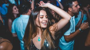 Jóvenes disfrutando de la vida nocturna en un club o discoteca del Barrio de Salamanca en Madrid.
